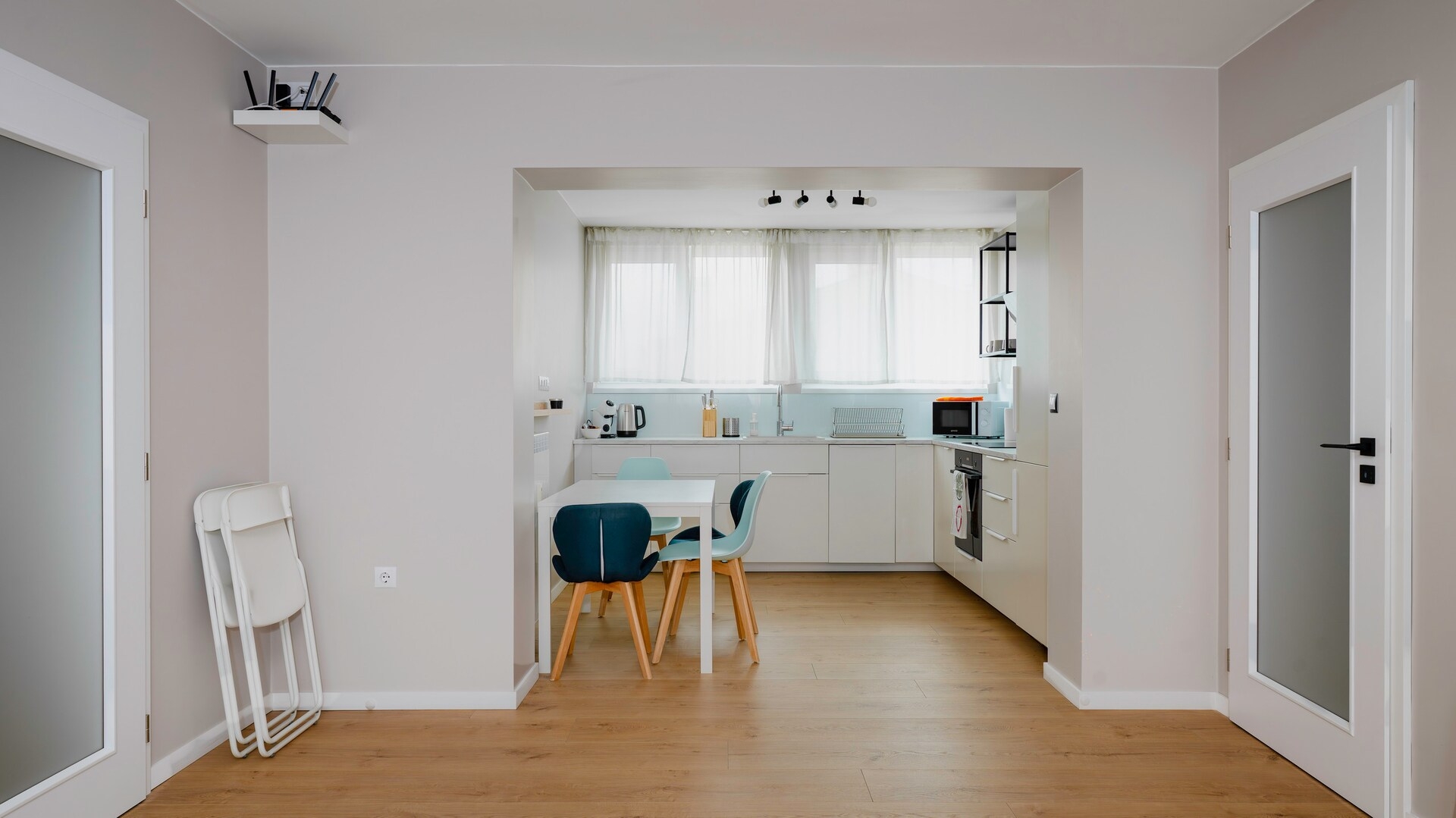 Quiet 2 BDR Comfort Near NDK + Workspace 10 Flat Manager Booking