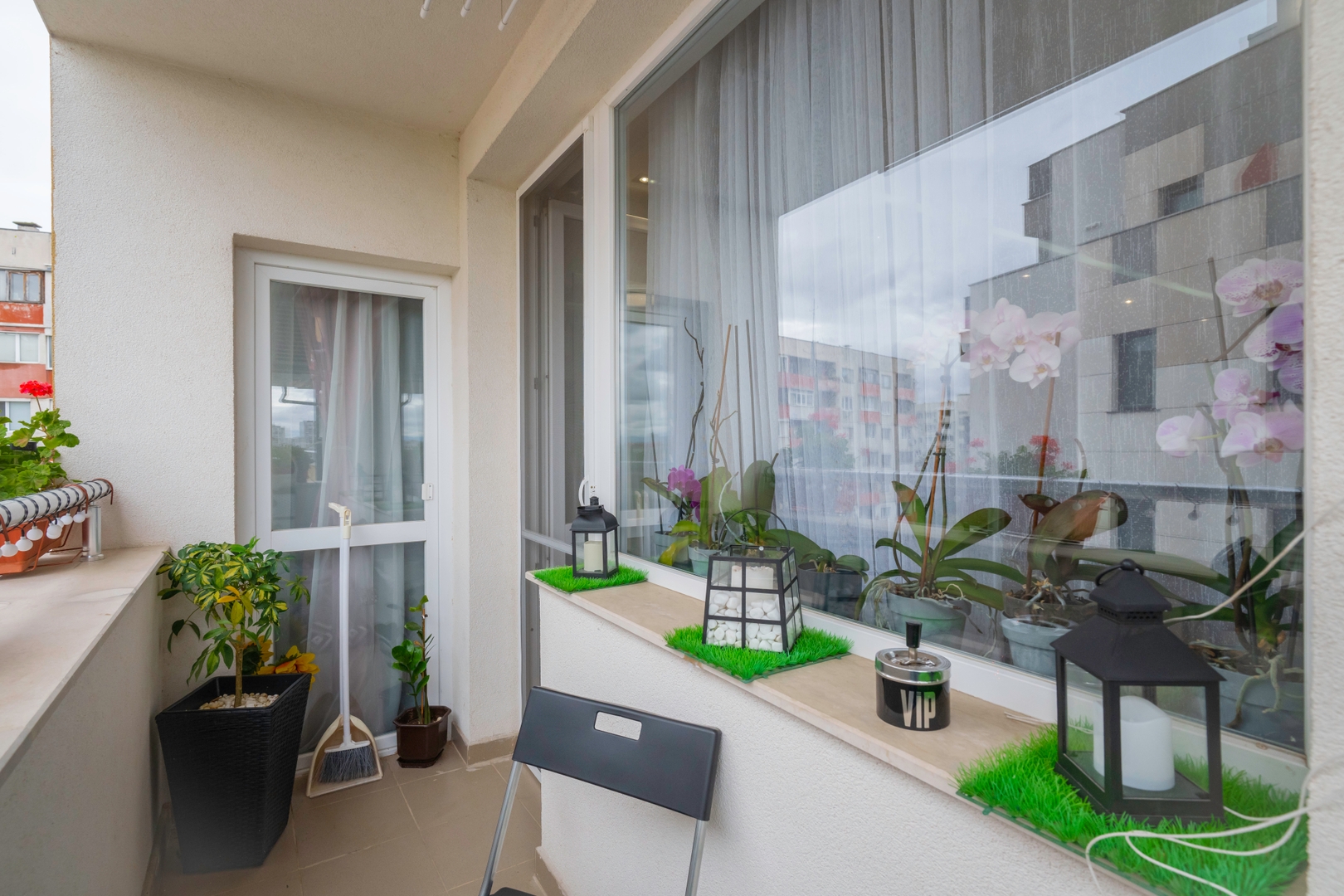 Feel Right at Home: Bright and Modern Apartment 15 Flat Manager Booking