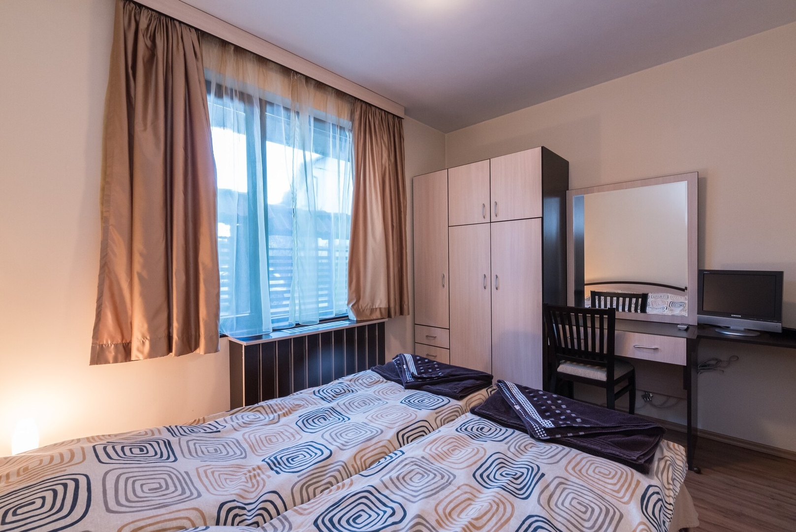 Charming, fully-furnished, 2-bedroom apartment. 13 Flat Manager Booking
