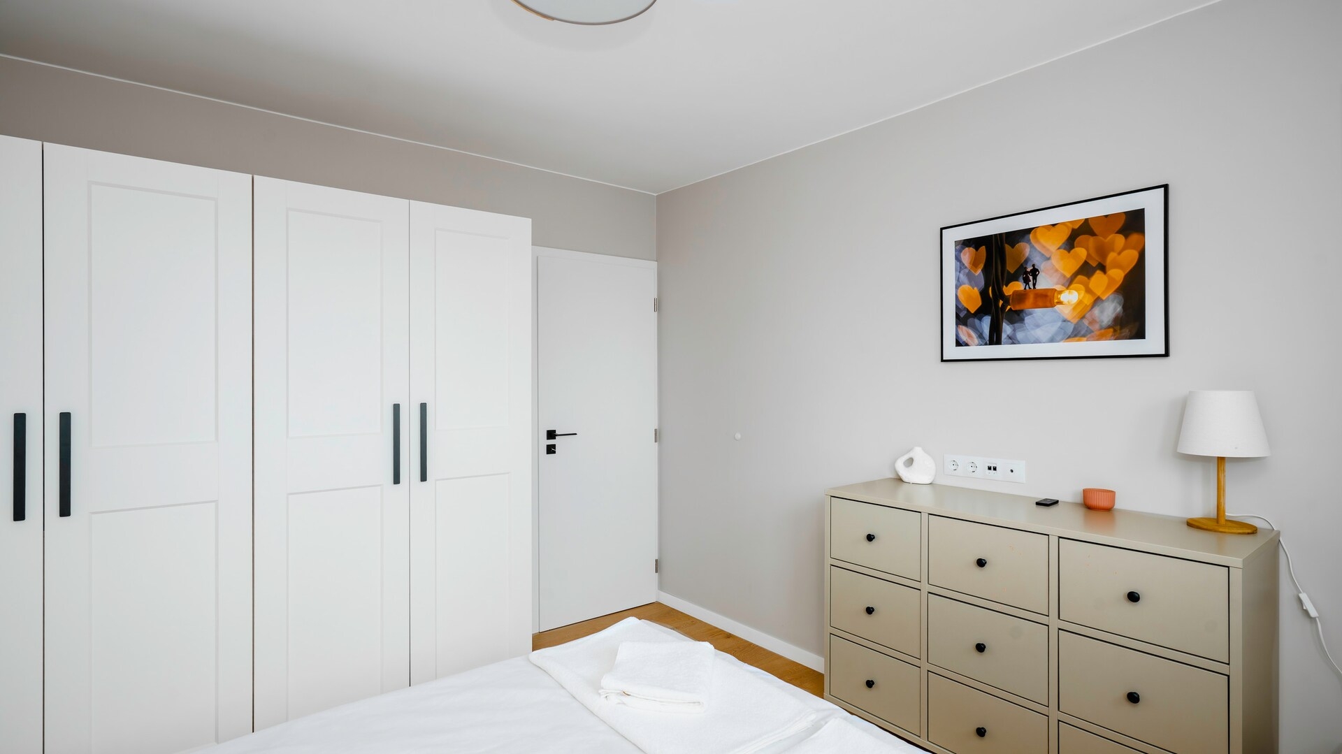 Quiet 2 BDR Comfort Near NDK + Workspace 14 Flat Manager Booking