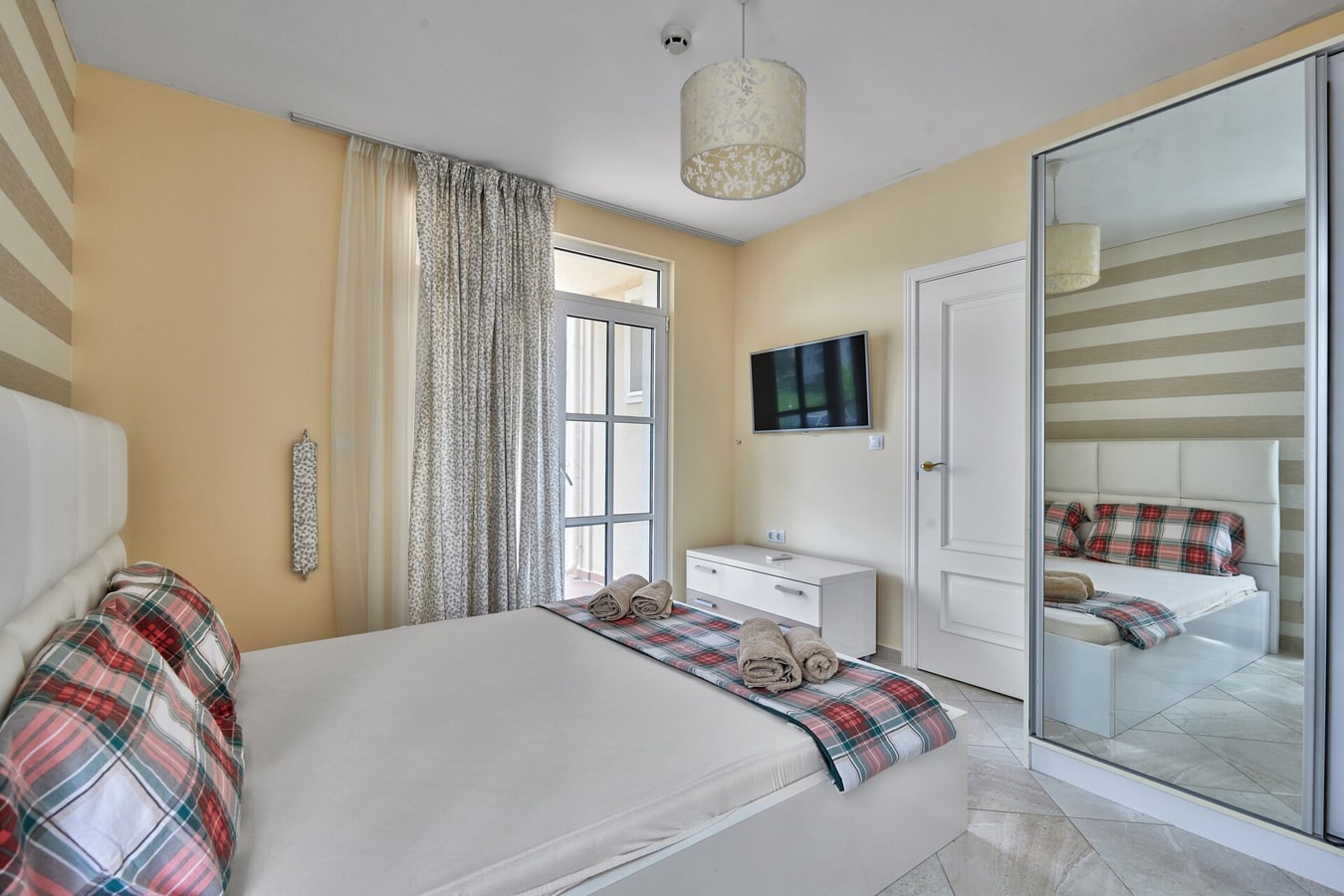 2BD Flat with Balcony in Flores Garden Complex 8 Flat Manager Booking