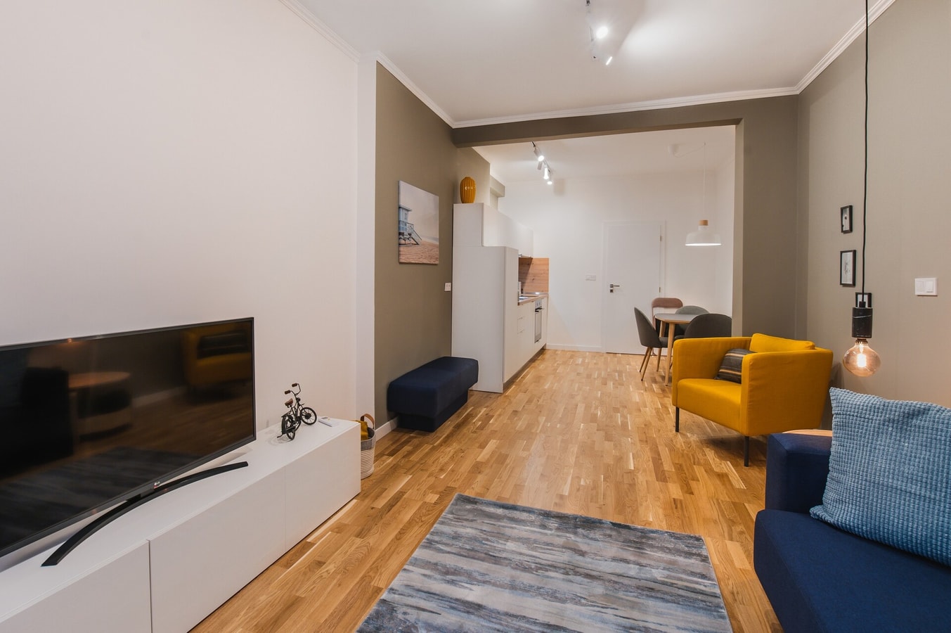 Pieces of Nature in a Stylish One-bedroom Flat 8 Flat Manager Booking