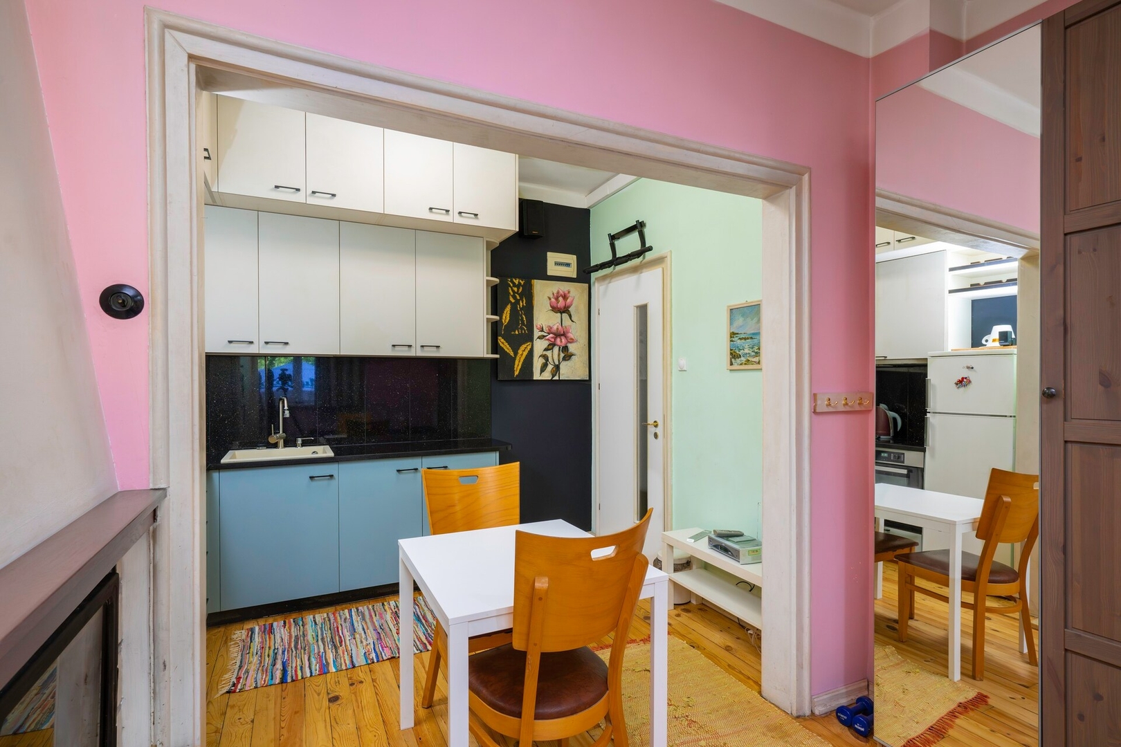 Sofia's 1BD Colourful Getaway Near NDK 5 Flat Manager Booking