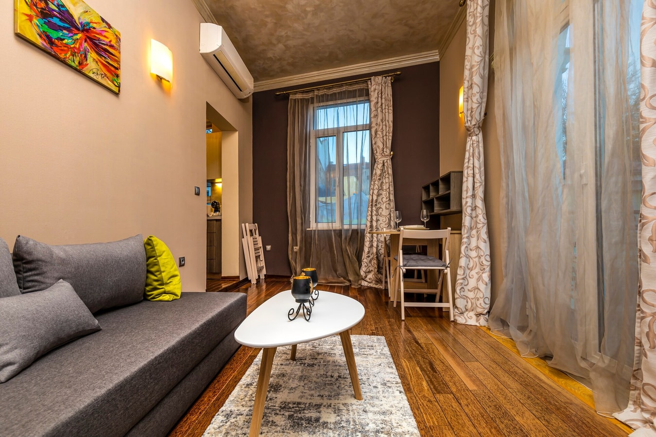 1BD Apartment with a Cute Balcony in Kapana 8 Flat Manager Booking