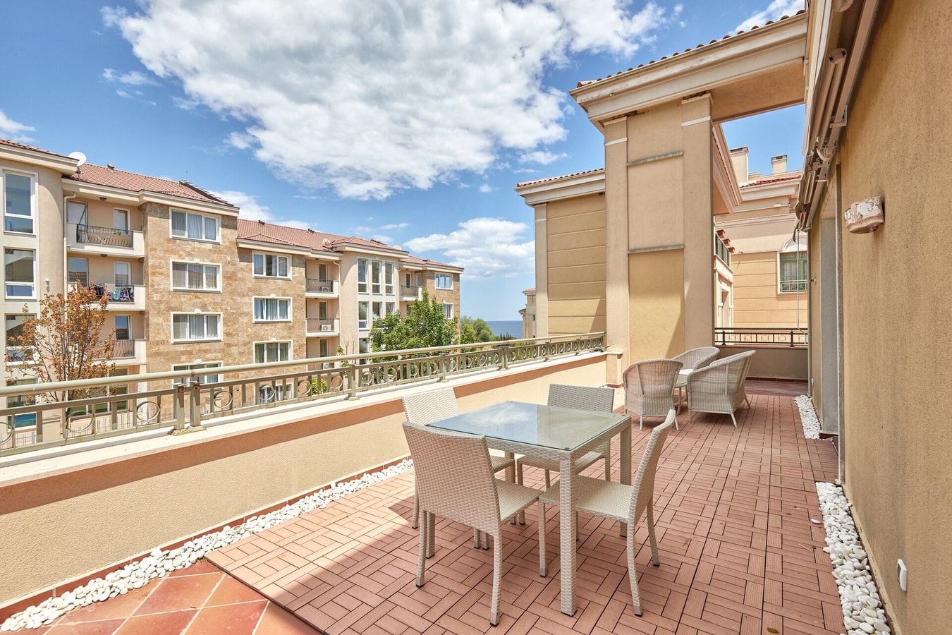 2BD Flat with Balcony in Flores Garden Complex 4 Flat Manager Booking