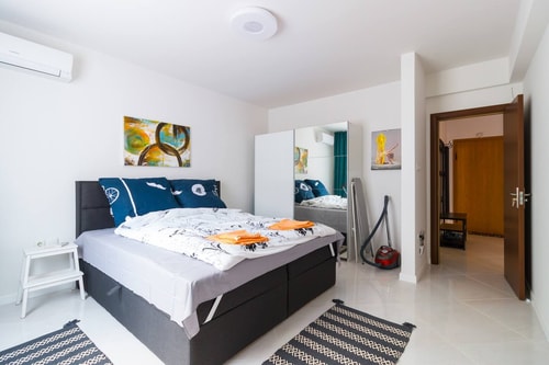 Pop your C-O-L-O-R-S - Funky and Modern 1BDR. Apt. 18 Flat Manager Booking
