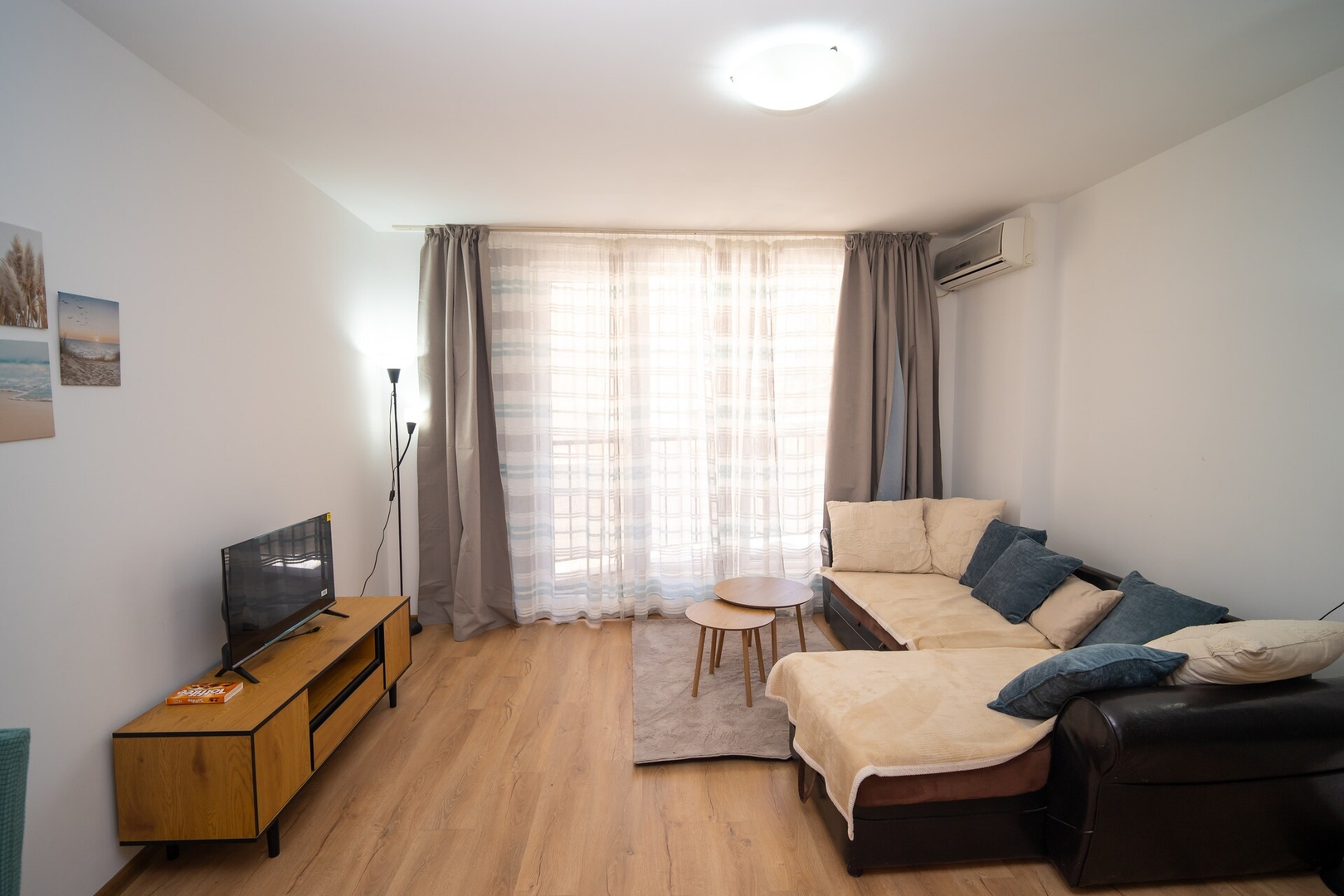 Spacious 2BD Apartment - Walk to City Center 8 Flat Manager Booking