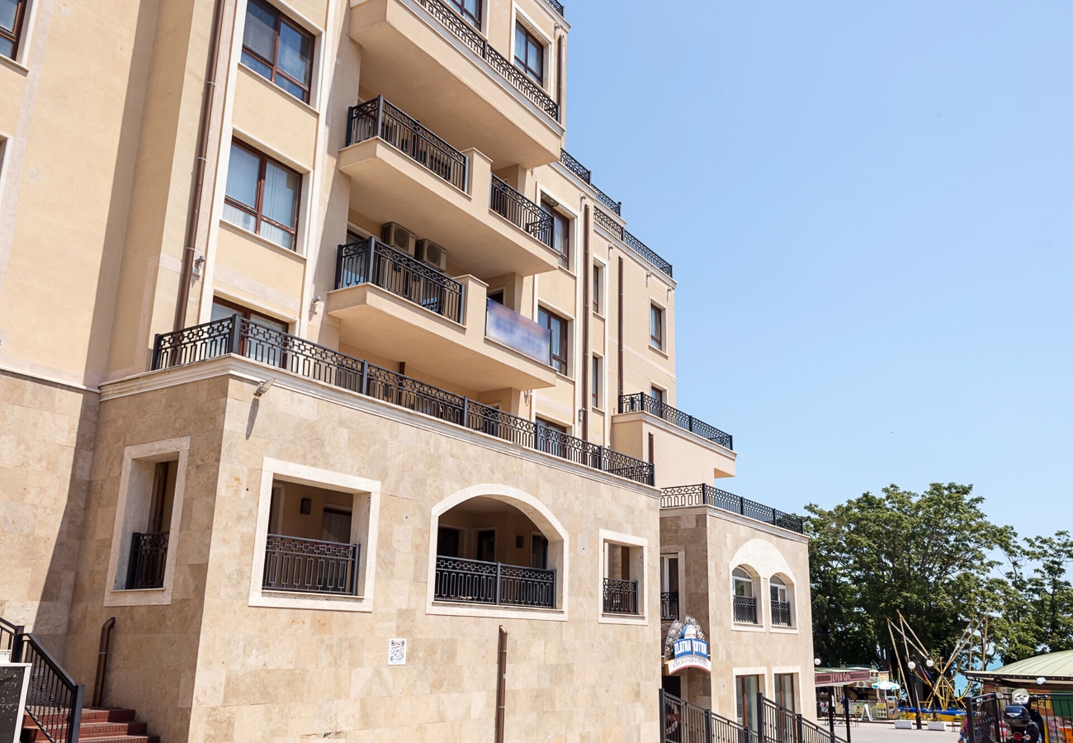 Beachfront Bliss-1BR Sea View Flat in Golden Sands 23 Flat Manager Booking