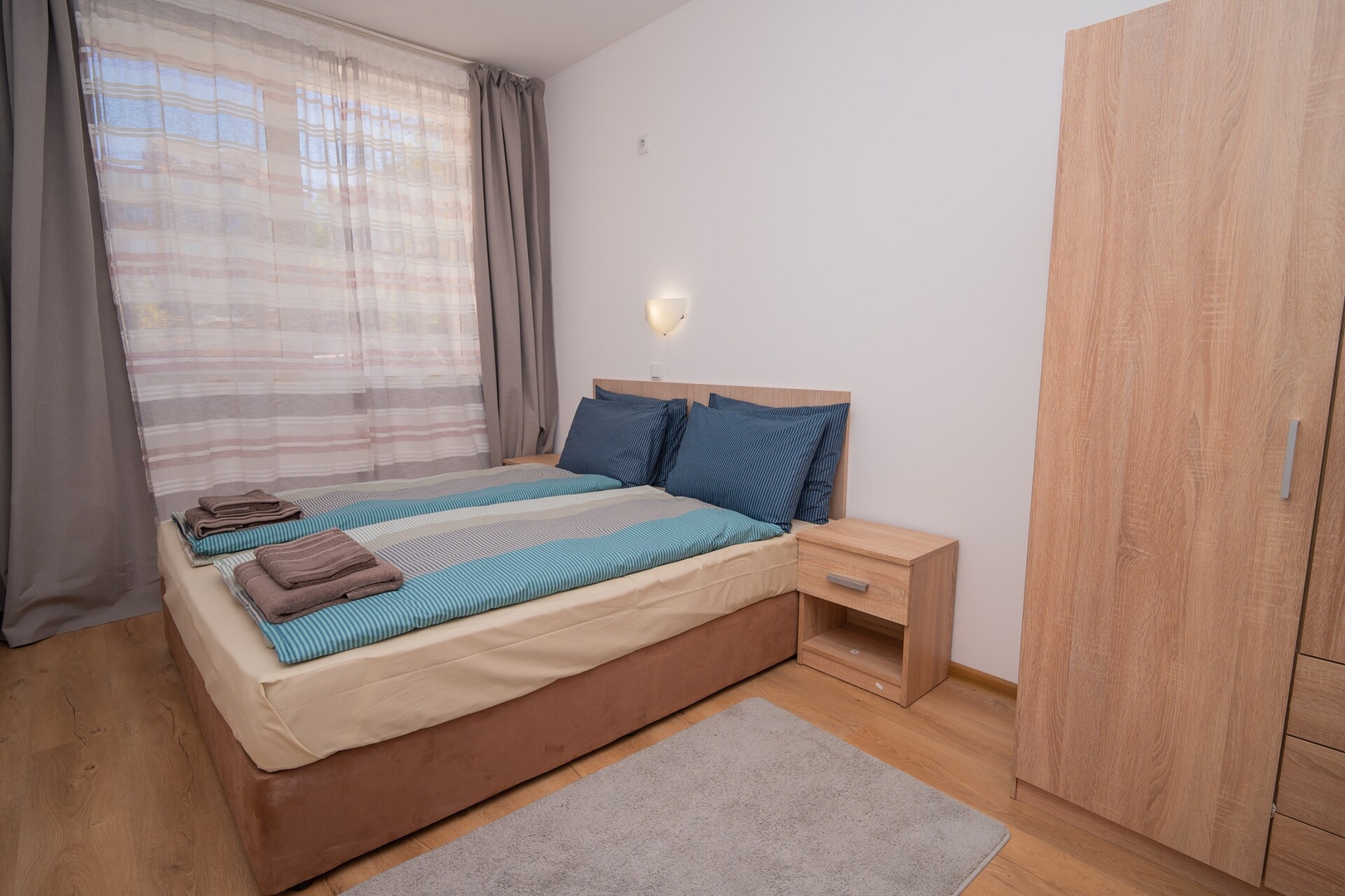 Spacious 2BD Apartment - Walk to City Center 20 Flat Manager Booking