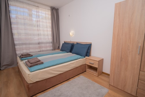 Spacious 2BD Apartment - Walk to City Center 20 Flat Manager Booking
