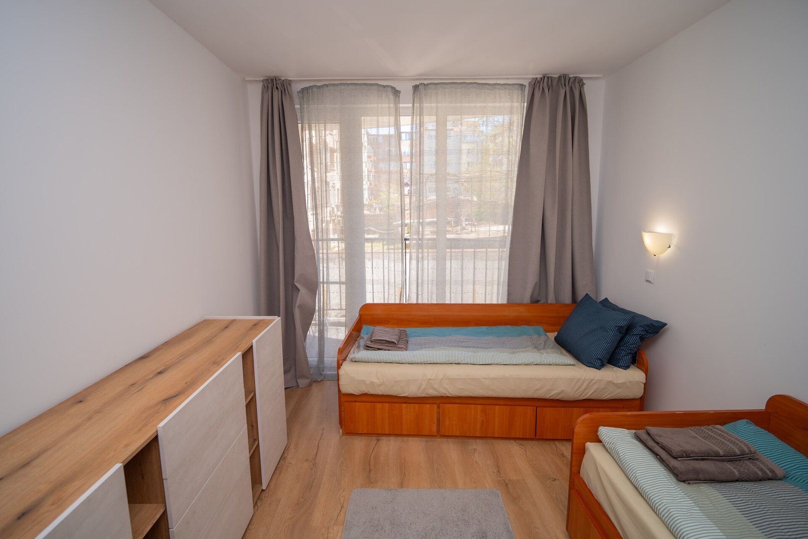 Spacious 2BD Apartment - Walk to City Center 24 Flat Manager Booking