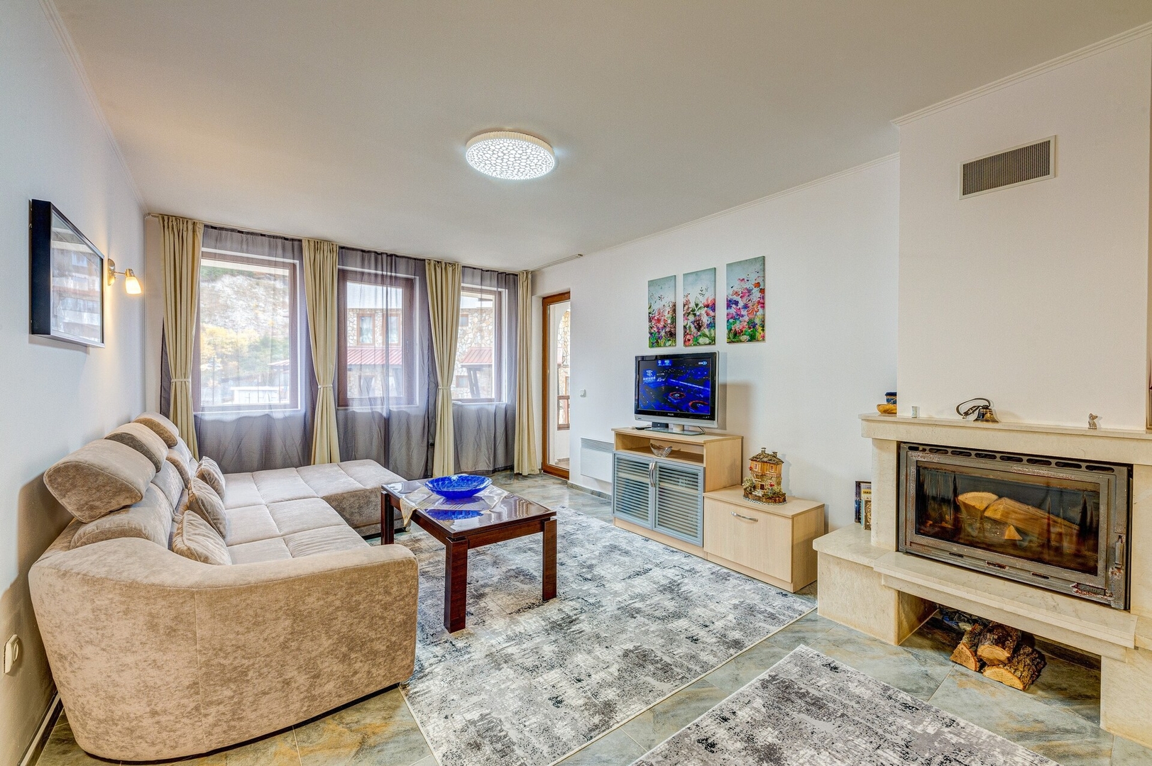 Bright and Spacious 2-BDR Apartment with Balcony 11 Flat Manager Booking