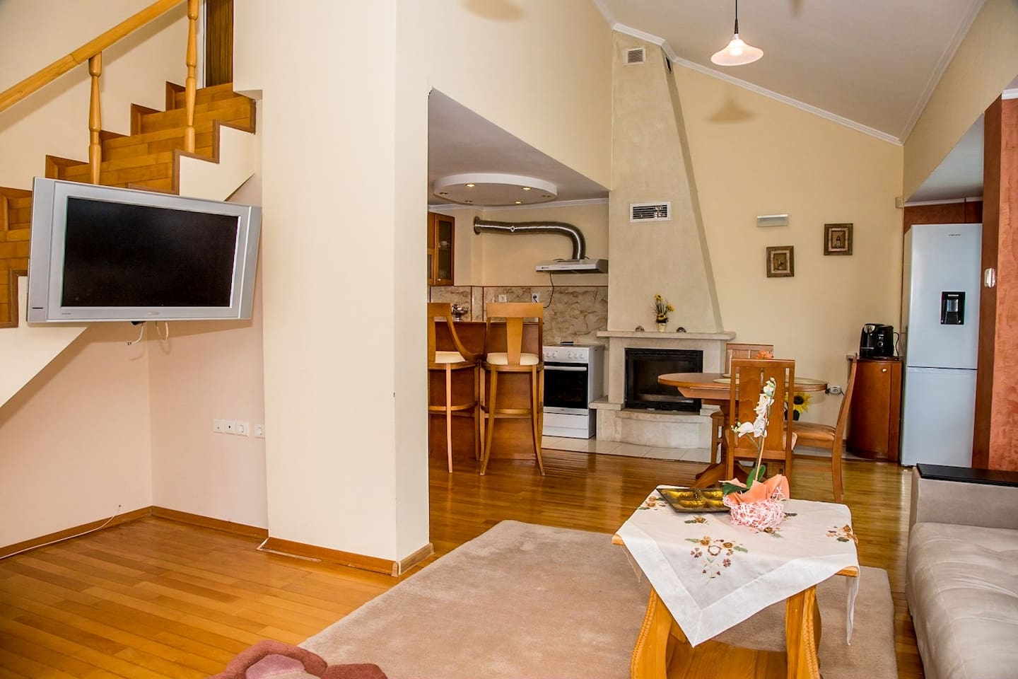 Spacious & Sunny Maisonette w/ Terrace near Centre 12 Flat Manager Booking