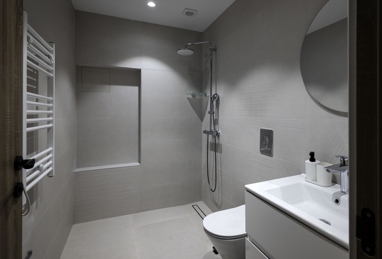 Aviva Living - 1BD Apartment 13 Flat Manager Booking