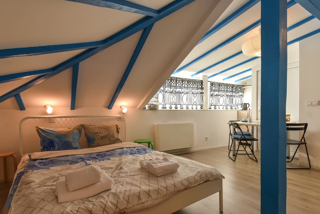 The Ivy House - A Cozy Attic near the City Center Flat Manager Booking
