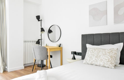 Modern & Quiet 1BR Near Center + Private Parking 12 Flat Manager Booking