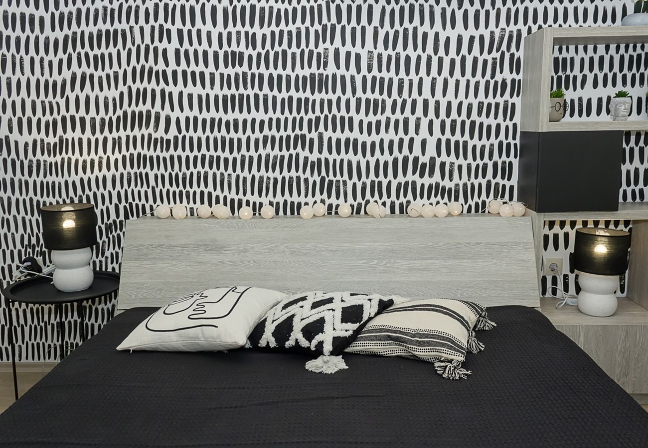 Black & White -1BD Flat in Varna Center 8 Flat Manager Booking