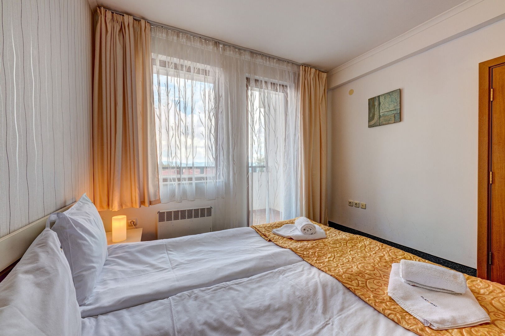 Colorful 2BD Apartment with Indoor Fireplace 9 Flat Manager Booking