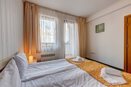 Colorful 2BD Apartment with Indoor Fireplace 9 Flat Manager Booking