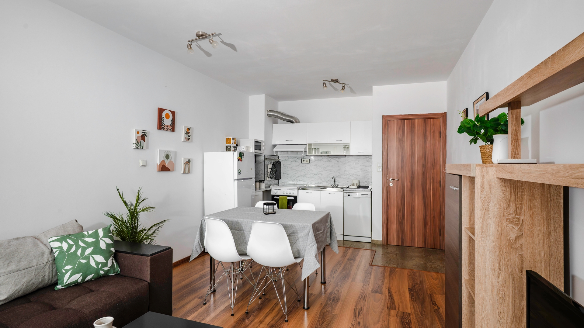 Terra Vibes ~ Central 1BD with balcony 11 Flat Manager Booking