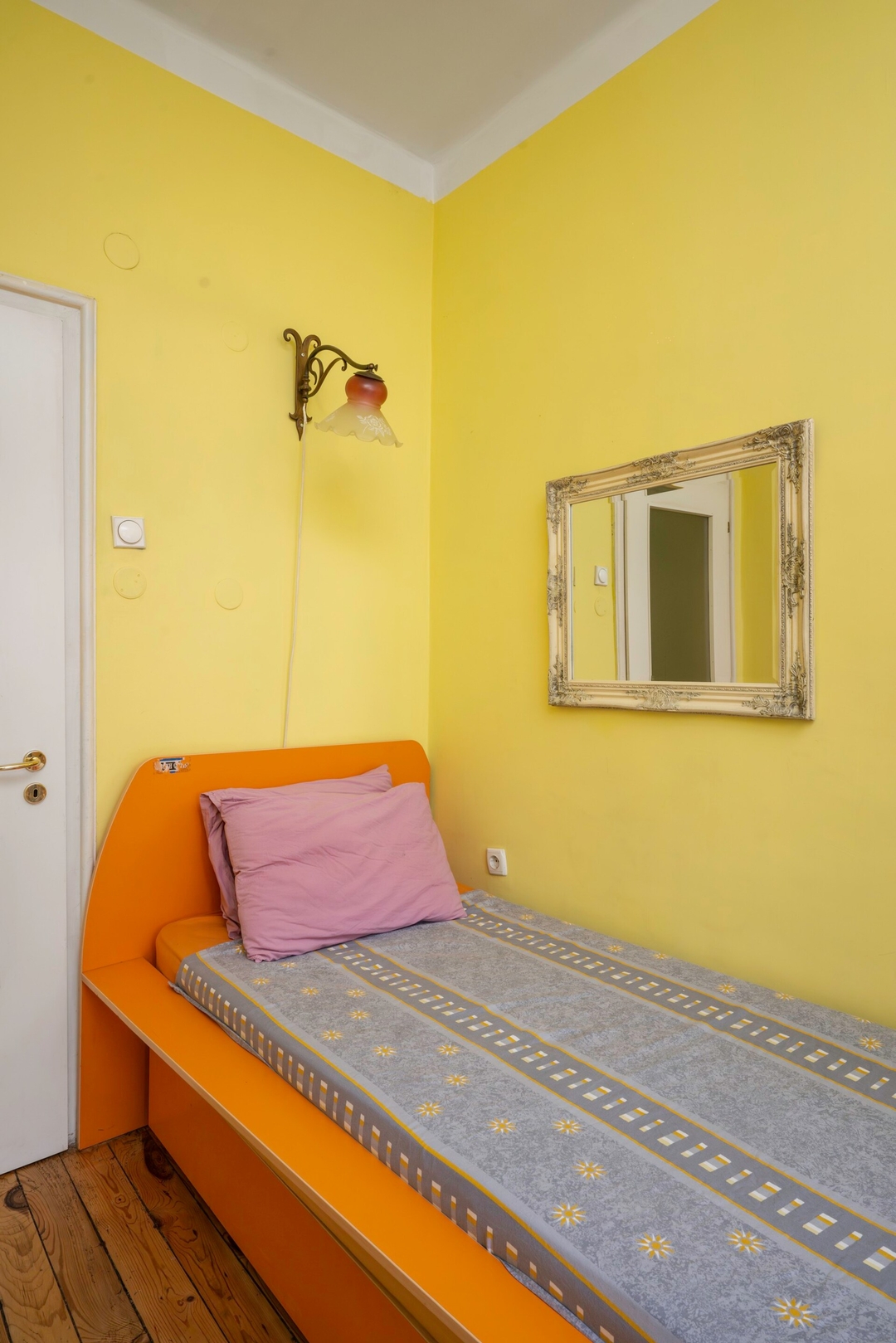 Sofia's 1BD Colourful Getaway Near NDK 9 Flat Manager Booking