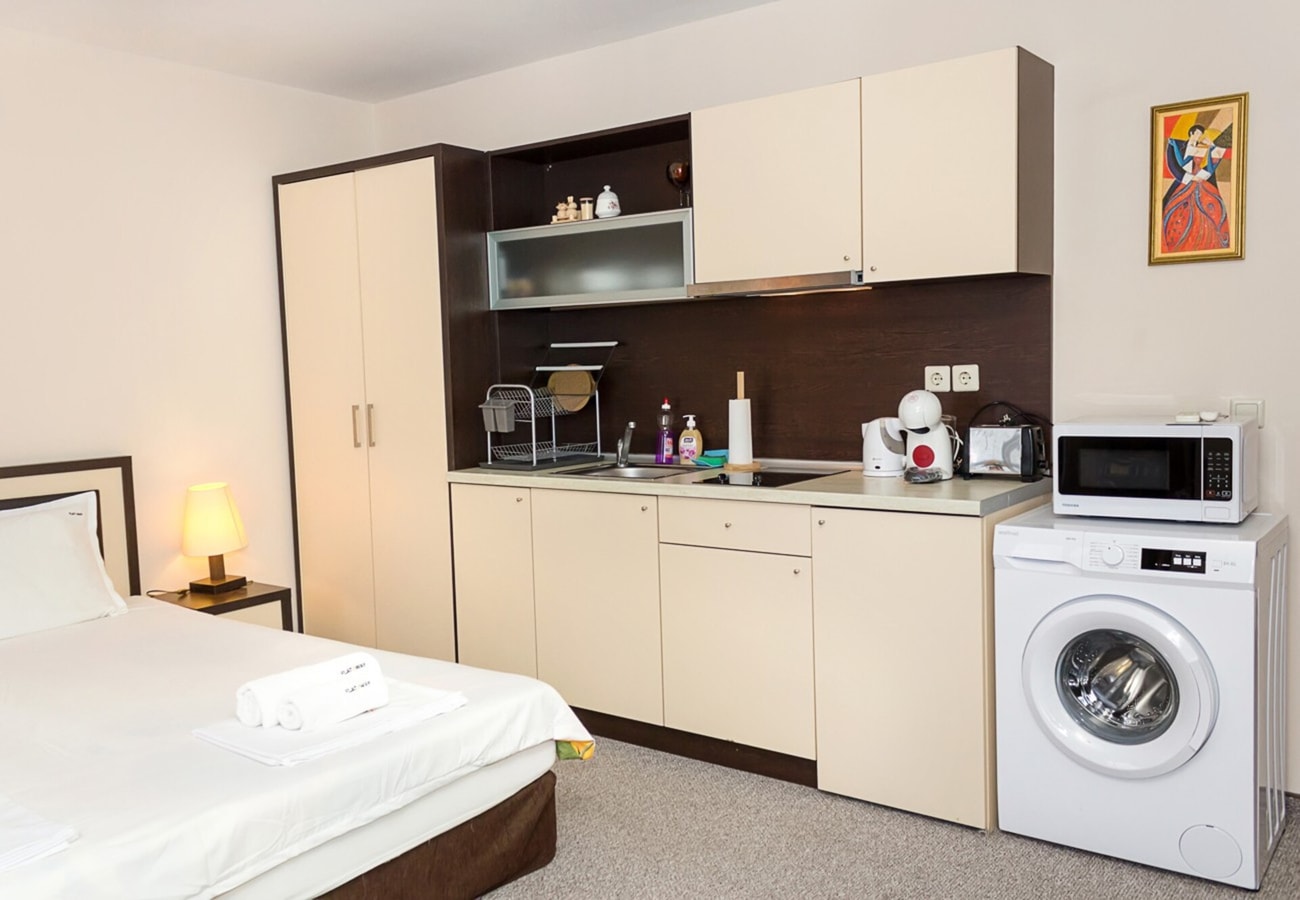 Sunny Studio in Hotel Berlin, Steps from the Beach 6 Flat Manager Booking