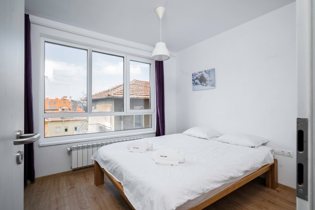 Bright and Cozy 1BD Apartment plus Desk 1 Flat Manager Booking