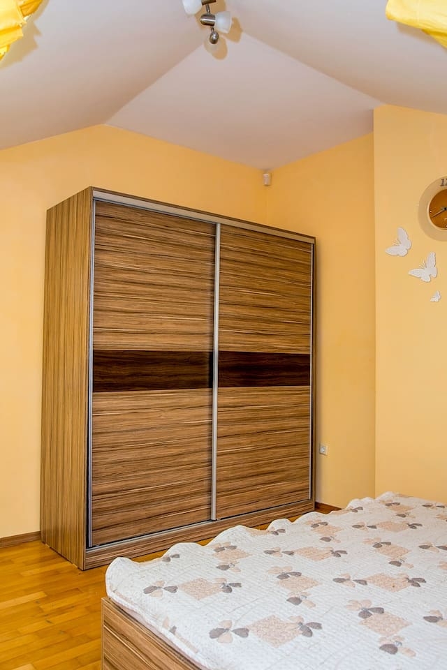Spacious & Sunny Maisonette w/ Terrace near Centre 27 Flat Manager Booking
