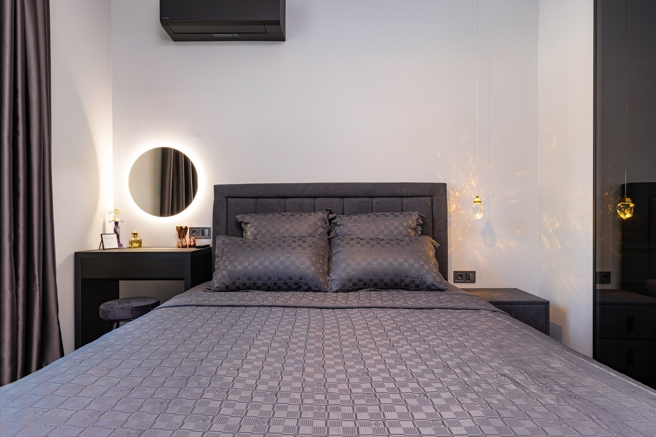White&Grey Two 1-BD Apartments 75 Flat Manager Booking