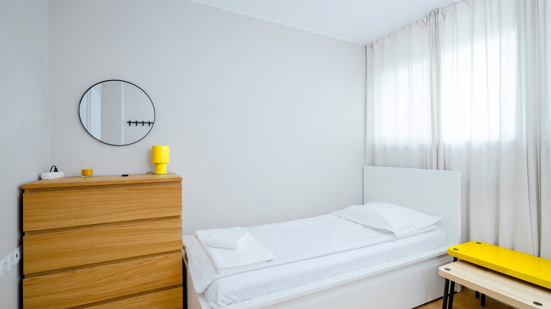 Quiet 2 BDR Comfort Near NDK + Workspace 16 Flat Manager Booking