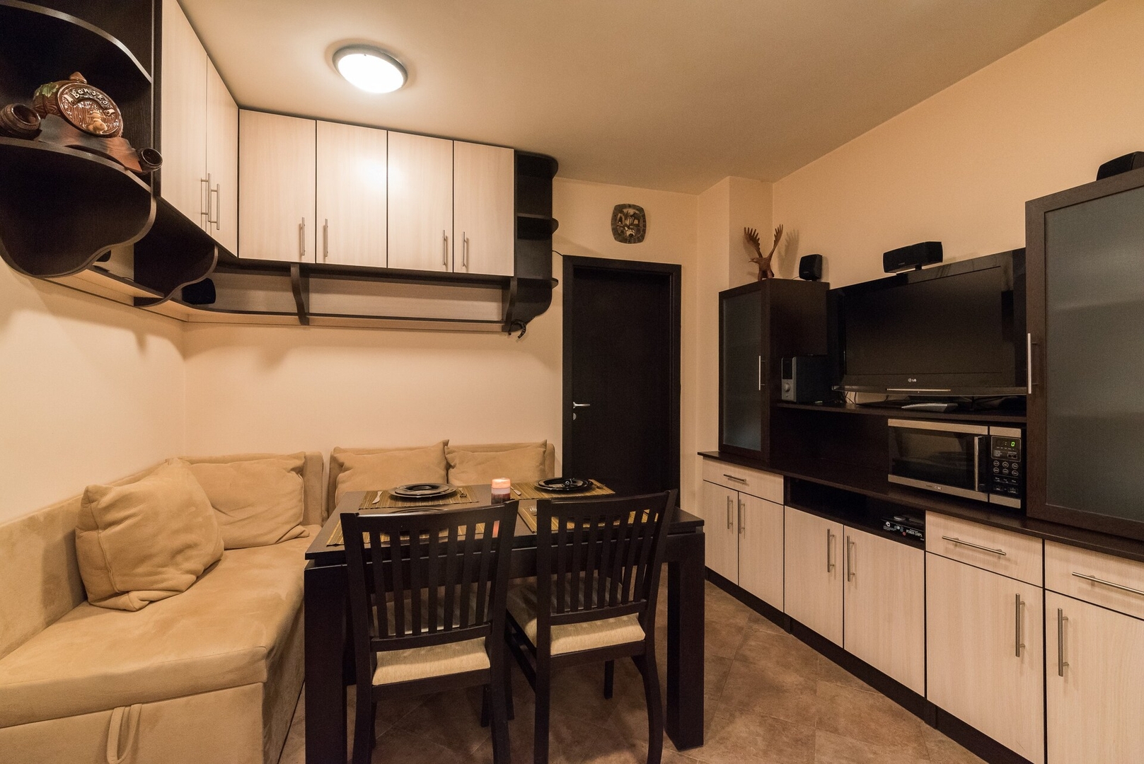 Charming, fully-furnished, 2-bedroom apartment. 7 Flat Manager Booking