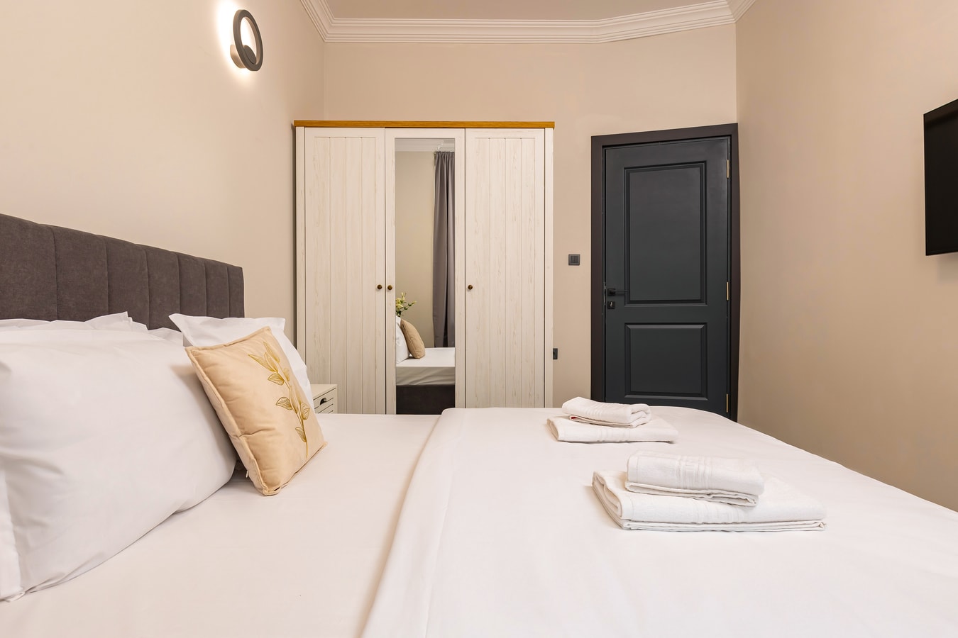 Central Apartments with Garden view - Apt No. 4 3 Flat Manager Booking