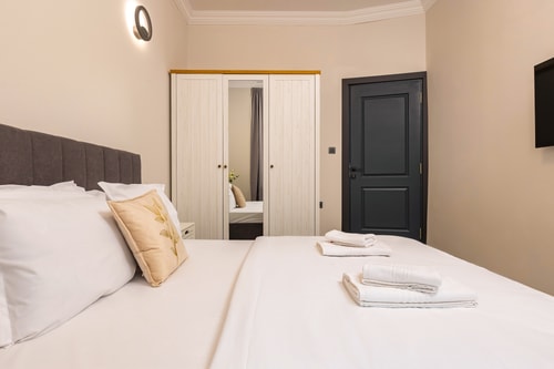 Central Apartments with Garden view - Apt No. 4 3 Flat Manager Booking