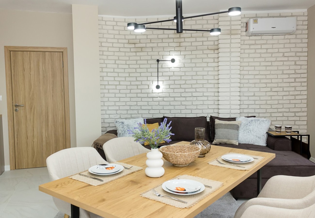2BD Home with Parking, Working Space and Pool 7 Flat Manager Booking