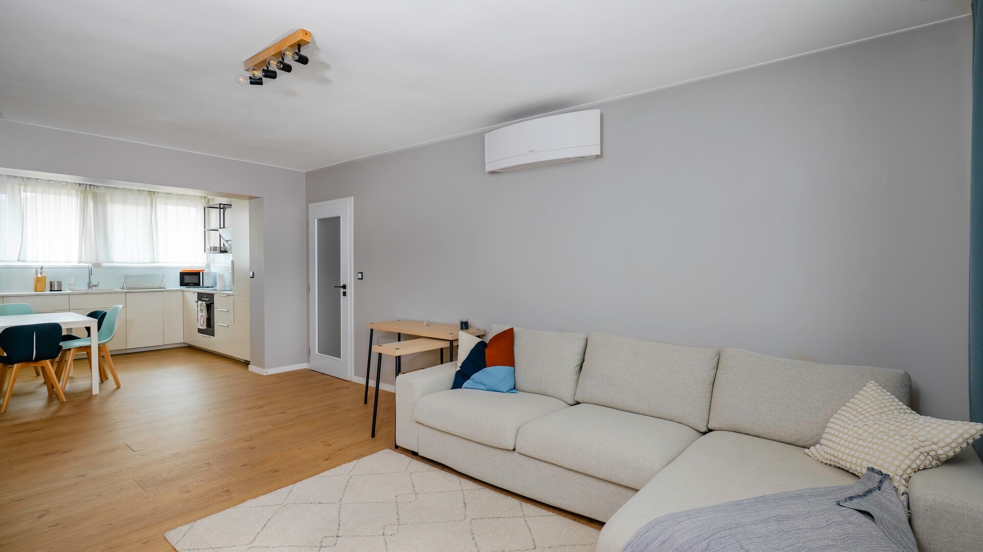 Quiet 2 BDR Comfort Near NDK + Workspace 6 Flat Manager Booking