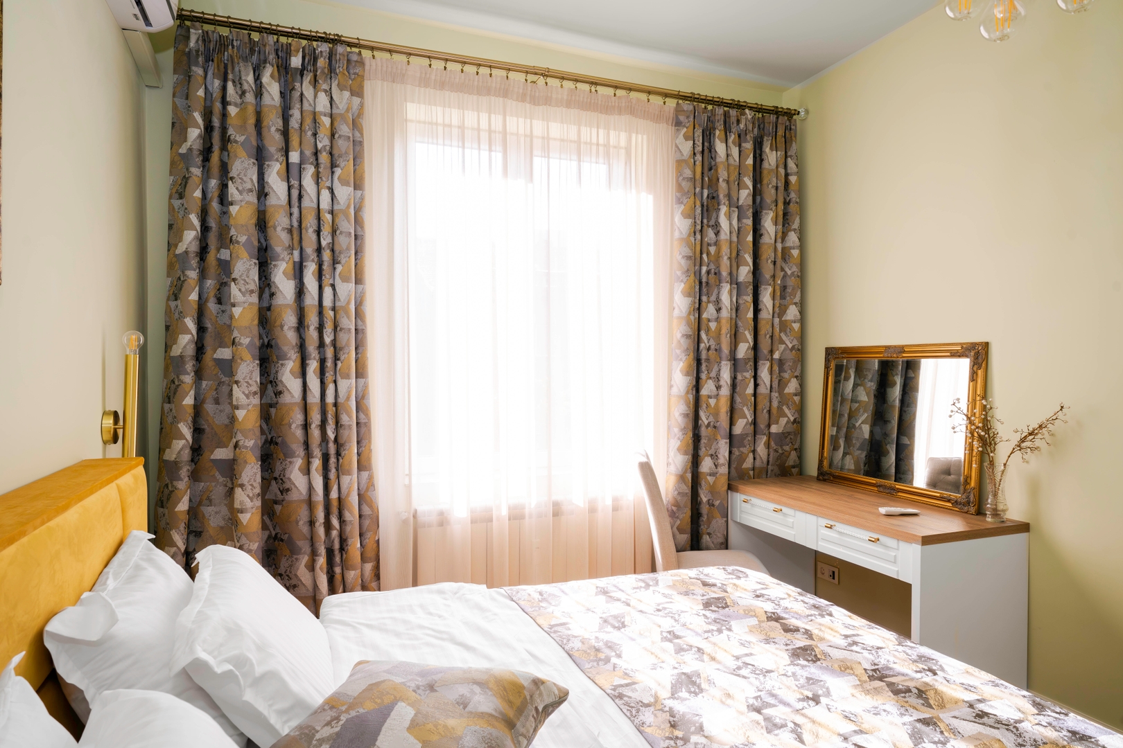 Urban Charm & Comfort: Chic 2BD in Prime Location 15 Flat Manager Booking