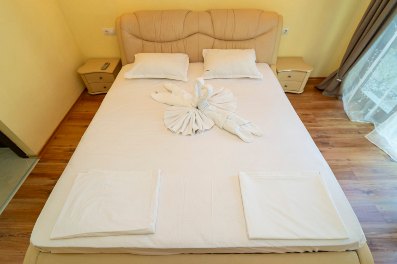 The Family Courtyard - LARGE 2BD Apartment 17 Flat Manager Booking