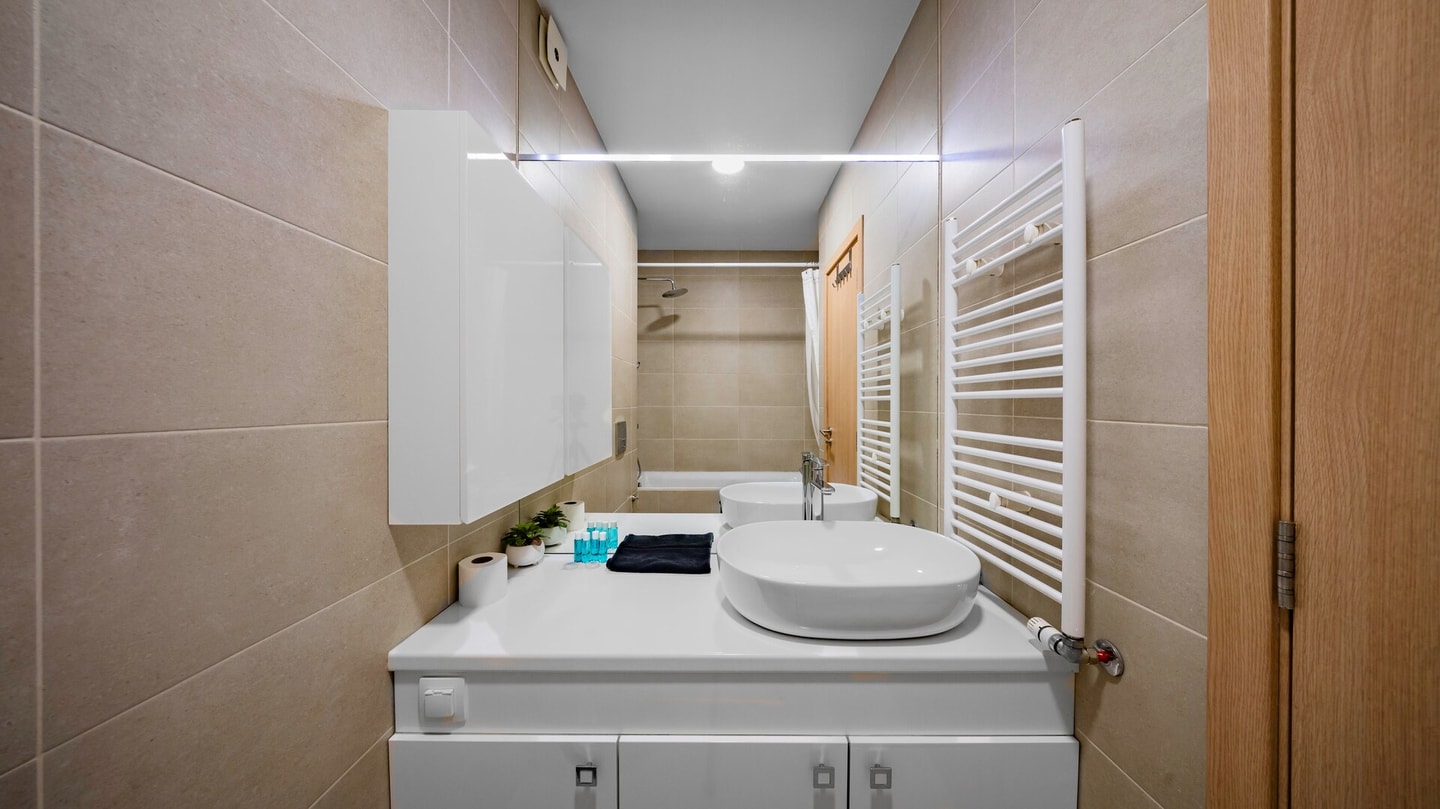 Nadya Ralevitsa 1BD · Modern & Spacious Stay with Free Parking 18 Flat Manager Booking