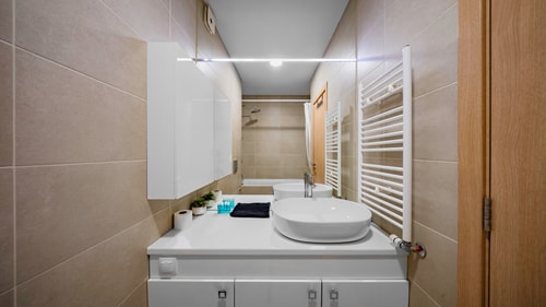 Nadya Ralevitsa 1BD · Modern & Spacious Stay with Free Parking 18 Flat Manager Booking