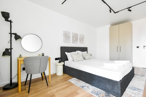 Modern & Quiet 1BR Near Center + Private Parking 2 Flat Manager Booking