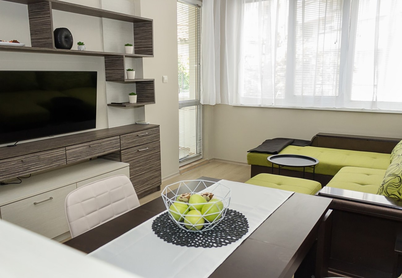Black & White -1BD Flat in Varna Center 3 Flat Manager Booking