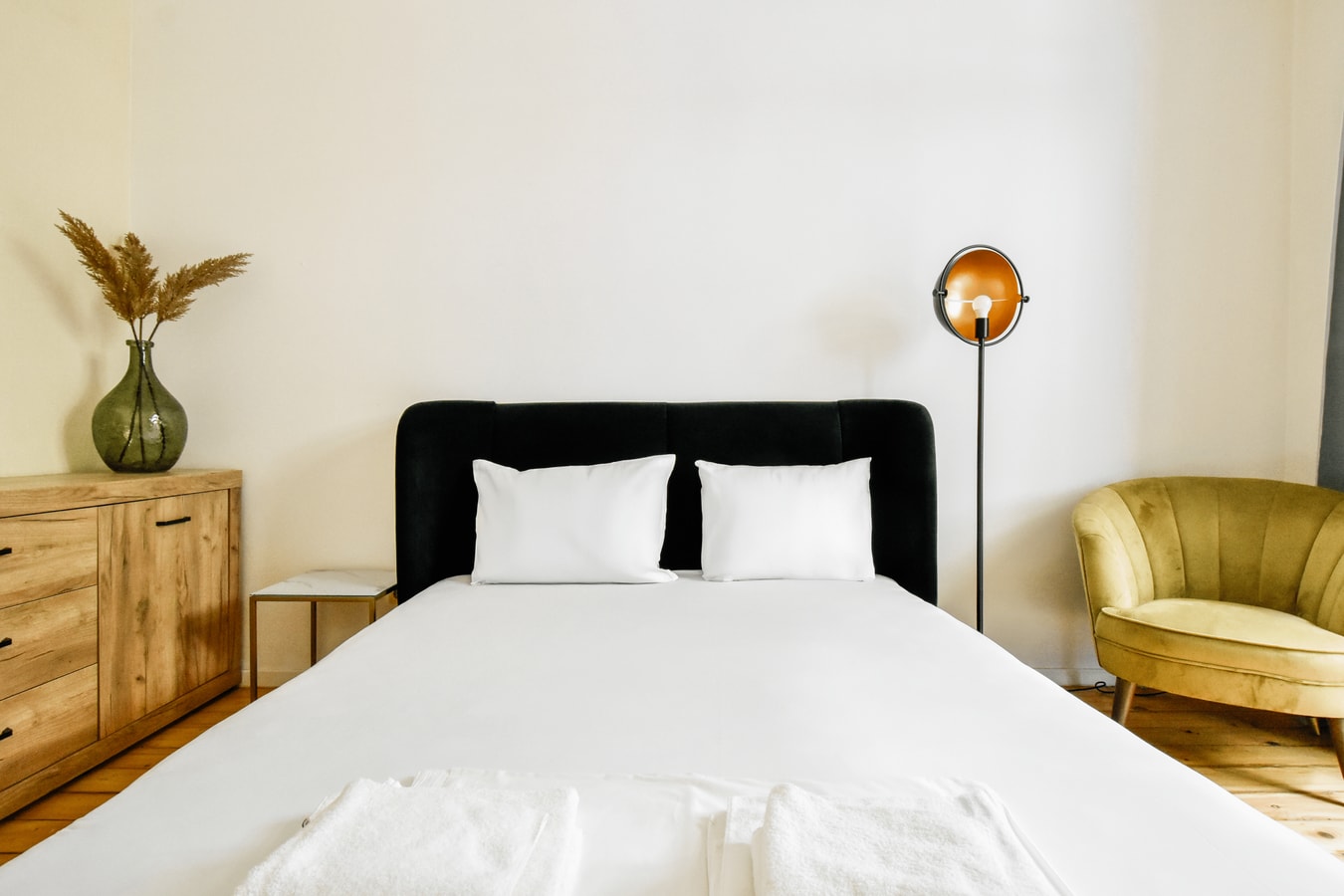 Classic Charm ~ 2BD Central Apartment 10 Flat Manager Booking