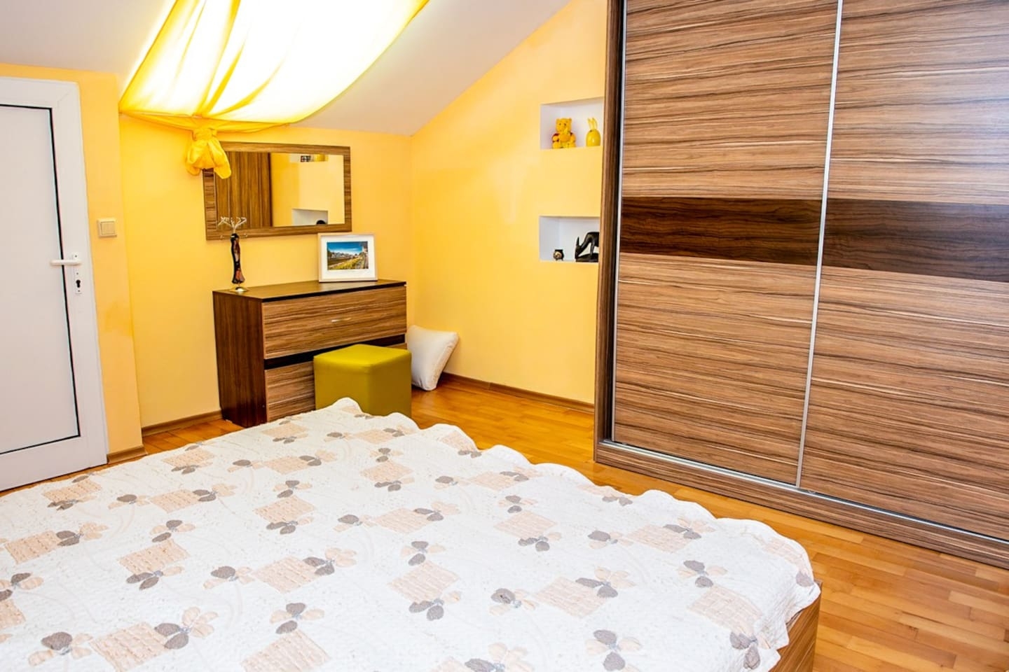 Spacious & Sunny Maisonette w/ Terrace near Centre 28 Flat Manager Booking