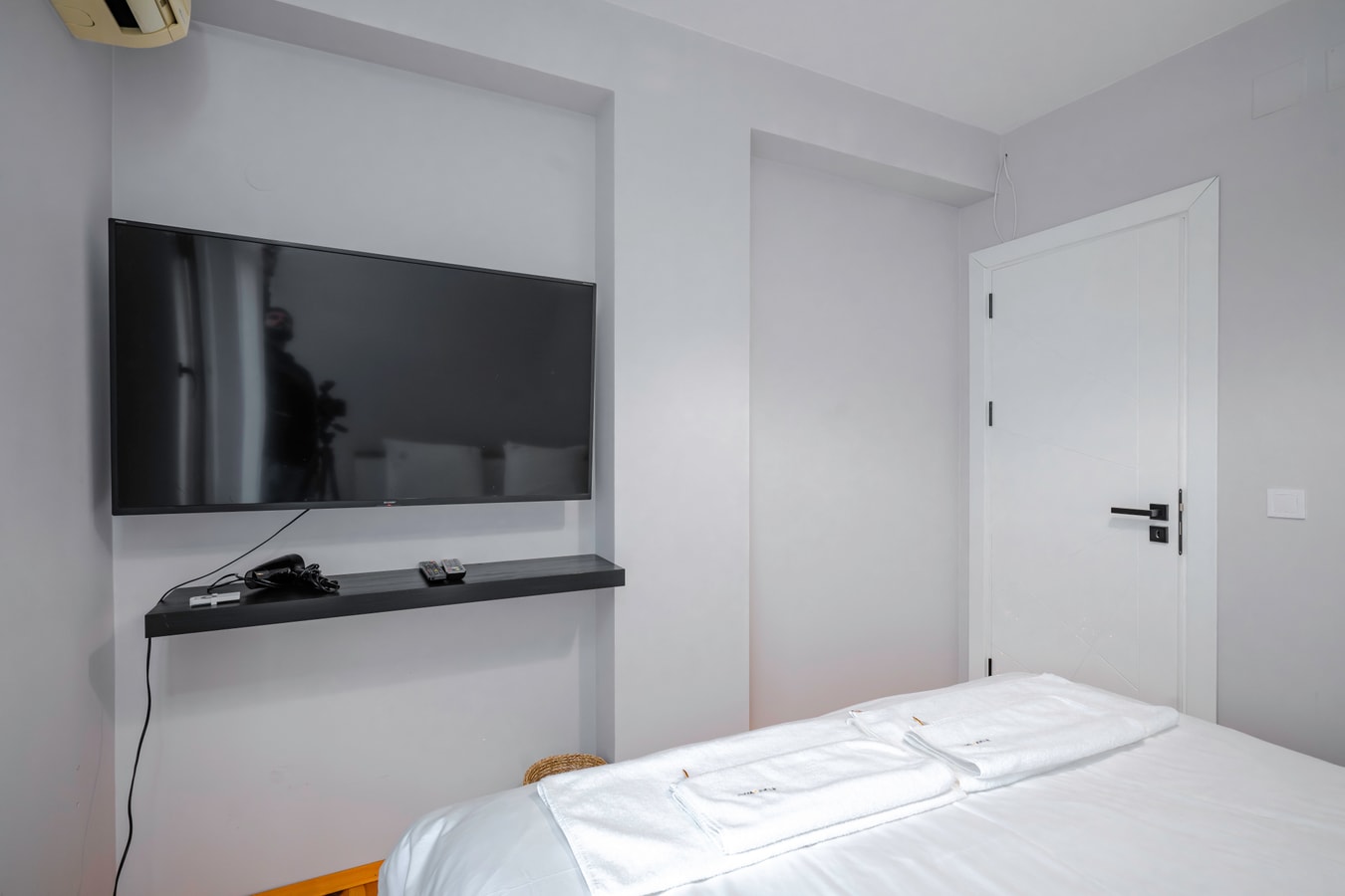 AeroLuxe Living 1BD Apartment 14 Flat Manager Booking