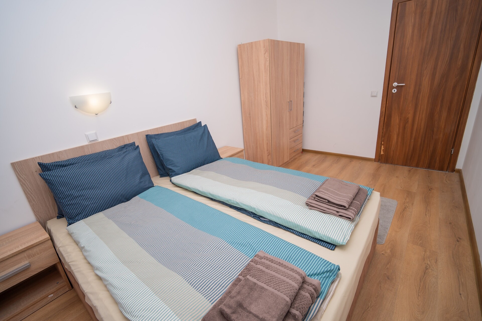 Spacious 2BD Apartment - Walk to City Center 19 Flat Manager Booking