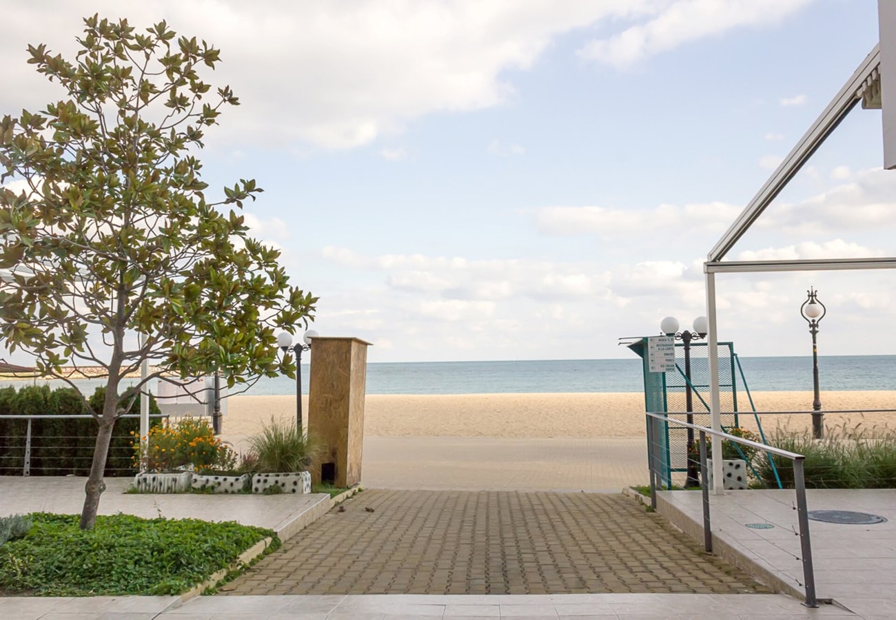 Sunny Studio in Hotel Berlin, Steps from the Beach 15 Flat Manager Booking