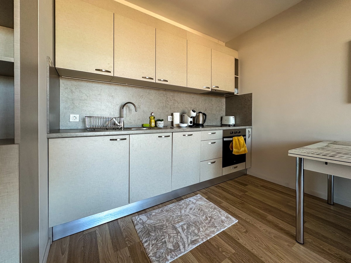 Nadya Ralevitsa 2 - 1BD · Quiet & Comfortable Urban Retreat 8 Flat Manager Booking