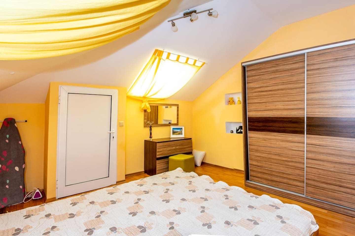 Spacious & Sunny Maisonette w/ Terrace near Centre 26 Flat Manager Booking