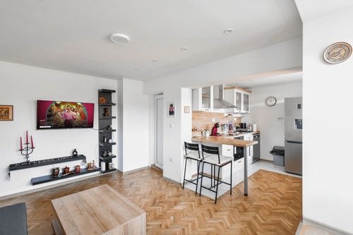 Split-Level City Stay with Balcony 6 Flat Manager Booking