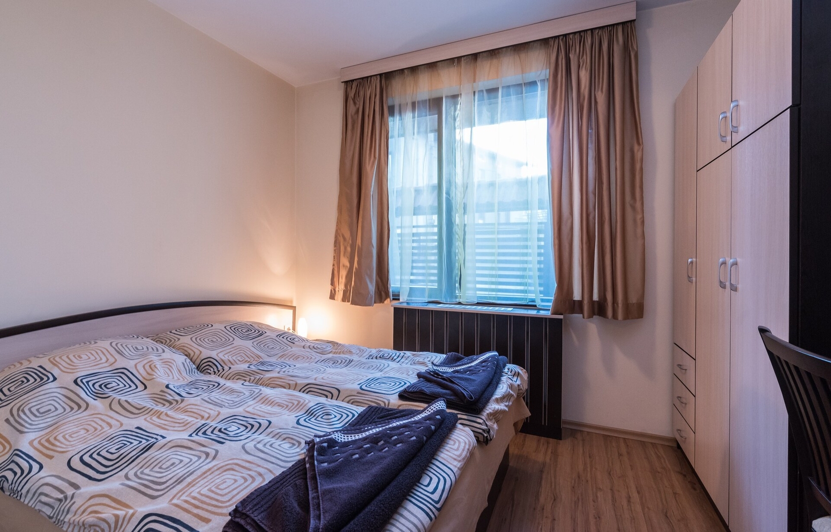 Charming, fully-furnished, 2-bedroom apartment. 2 Flat Manager Booking
